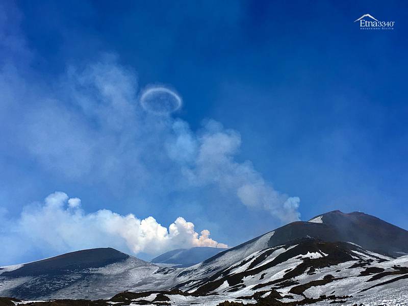Ätna-Ausbruch, Dampfring über dem Gipfel, www.etna3340.com (Photo: Etna3340)