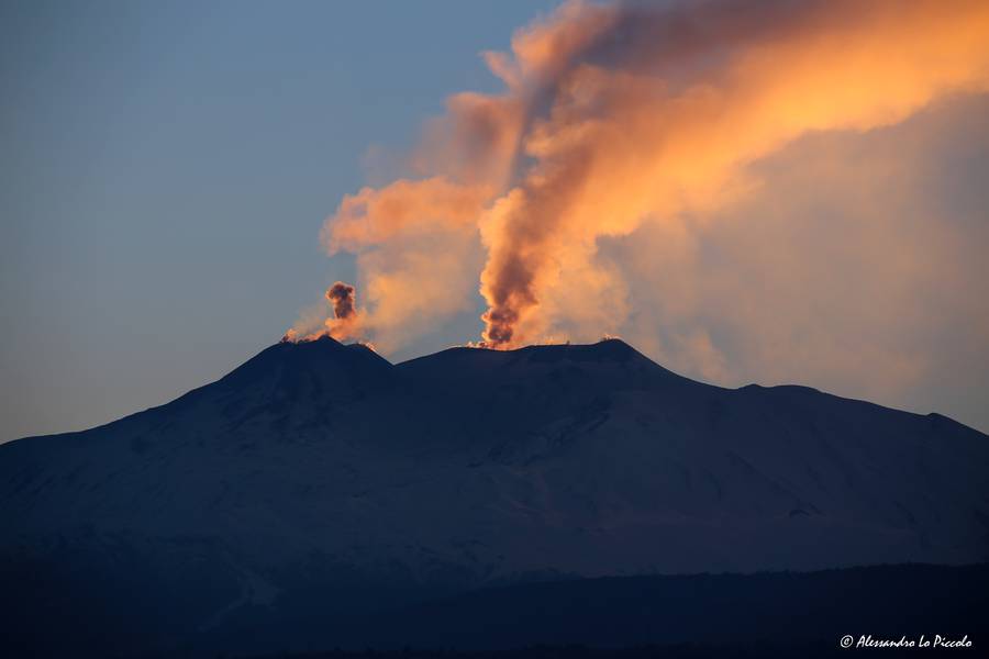 ÄTNA – Asche und Emissionen bei Sonnenuntergang...
ETNA - Emissions- und Emissionsfeuer auf dem Berg... (Photo: AlexLoPiccolo)