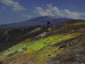 Auf dem Gipfel des Vulkans Gorschkowa. Tolbatschik im Hintergrund. (Photo: Anastasia)