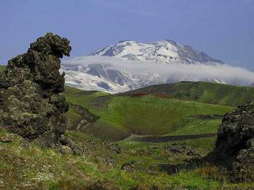 Glacier Spring Valley with Ovalnaya-Zimina volcano in the background (Photo: Anastasia)