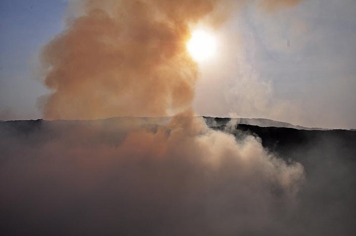 Le soleil du matin perce les nuages de vapeur et les gaz volcaniques s'élevant au-dessus de l'évent sud dans la caldeira du sommet (Photo: Anastasia)