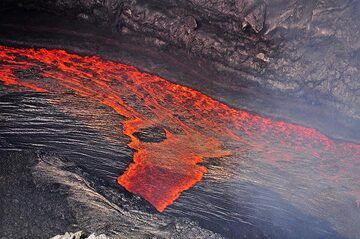 Alors que la lave en dessous continue de couler, la croûte supérieure froide se brise, montrant la lave liquide rouge en dessous. (Photo: Anastasia)