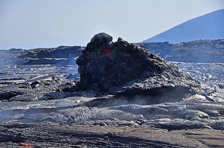 Un hornito s'est formé à cause des éclaboussures de lave sur le nouveau site d'éruption de la fissure (Photo: Anastasia)