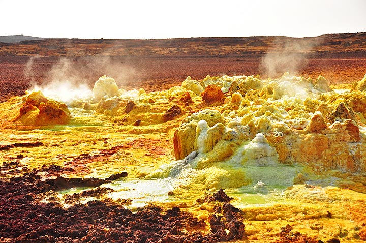 La lave en profondeur est à l'origine des sources colorées, des petits geysirs et des dépôts de sel de Dallol (Photo: Anastasia)