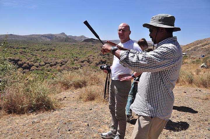 Notre organisateur d'expédition et géologue éthiopien Enku explique la formation des éléments volcaniques dans le paysage. (Photo: Anastasia)