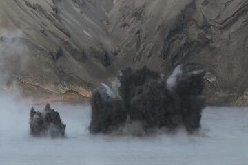 Petites et plus grandes éruptions provenant de deux évents. (Photo: AndreyNikiforov)