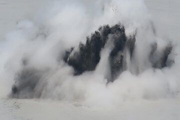 Steam engulfs the material immediately after the eruption. (Photo: AndreyNikiforov)