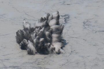 Explosion énergétique, panaches de vapeur se développant entre les jets de cendres sombres. (Photo: AndreyNikiforov)