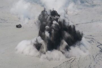 Zoom onto a stronger eruption (Photo: AndreyNikiforov)