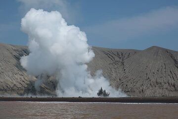 Petite éruption et panache dense de vapeur acide s'élevant du lac de cratère. (Photo: AndreyNikiforov)