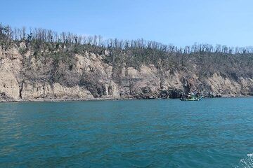 Pumice cliff of Panjang Island (1883 eruption deposits form most part of the cliff). (Photo: AndreyNikiforov)