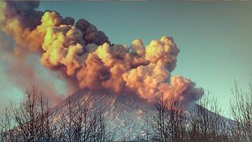 Dampf- und Aschewolke, die durch die Interaktion des Lavastroms mit dem Schnee während des Ausbruchs des Vulkans Kljutschewskoi in Kamtschatka im Oktober 2013 erzeugt wurde (Photo: Andrey)