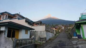 Slamet-Vulkan (West-Java, Indonesien) vom Dorf Bambangan an der Ostflanke aus gesehen. (Photo: Aris)