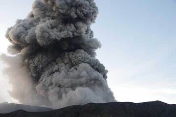 Ascheausstoß vom Vulkan Dukono, Insel Halmahera (Indonesien) (Photo: Aris)