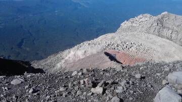 Semeru volcano's crater in May 2014 (East-Java, Indonesia) (Photo: Aris)