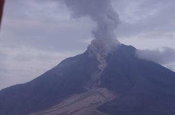 Small rockfall from Sinabung's lava dome on 18 Jan 2014 (Photo: Aris)