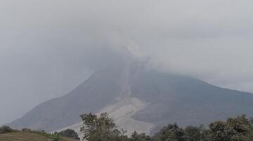 Sinabung volcano seen on 19 Jan 2014 (Photo: Aris)