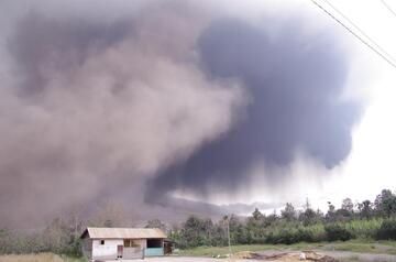 Ash plume after a pyroclastic flow descended from Sinabung volcano (Photo: Aris)