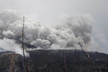 Emissione di cenere dal vulcano Ibu, isola di Halmahera (Indonesia) (Photo: Aris)