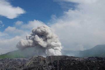 The crater of Ibu volcano, Halmahera Island (Indonesia) (Photo: Aris)