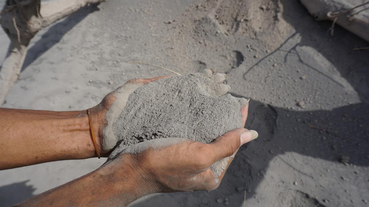 Volcanic ash from Sangeang Api's massive eruption on 30 May 2014 (Photo: Aris)