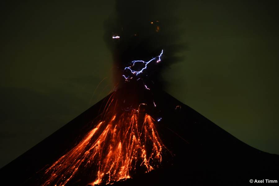 Vulkanausbruch am Anak Kraktau mit Blitz, November 2018 (Photo: Axel Timm)