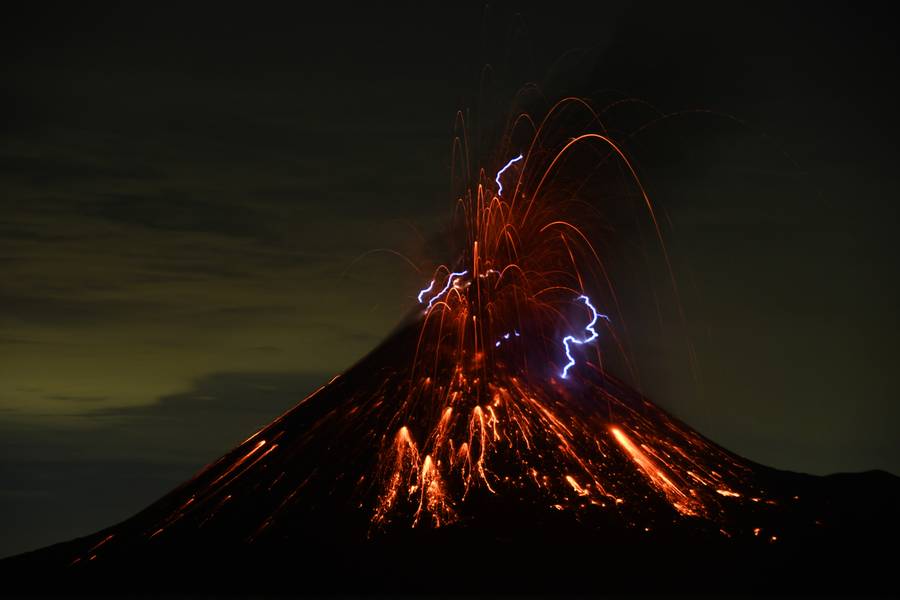 Vulkanexplosion am Krakatau-Vulkan mit Blitz im November 2018 (Photo: Axel Timm)