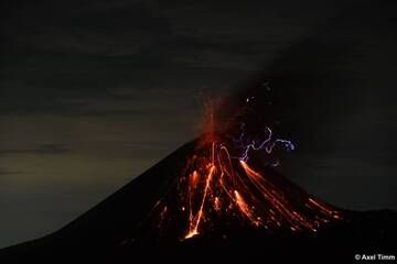 Volcanian eruption Anak Krakatau with lots of lightning Nov. 2018 (Photo: Axel Timm)