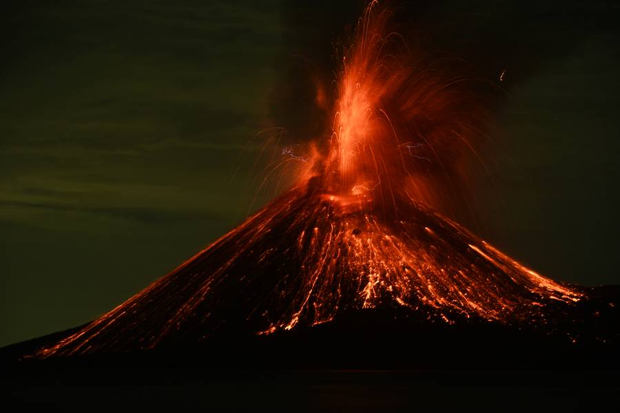 Strong vulcanian eruption at Krakatau volcano in Nov 2018 (Photo: Axel Timm)