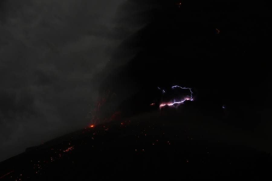 Ascheausstoß aus Anak Krakatau mit Blitz (November 2018) (Photo: Axel Timm)