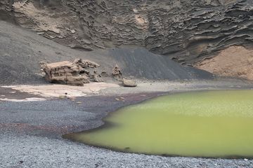 Lanzarote 2016 – Charco de los clicos Teil 2: hier mit seinem grünen Kratermeer – das Wasser ist von einer Alge namens Ruppia Maritime gefärbt (Photo: Ayasha27)