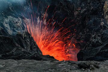 Strombolian eruption at Yasur volcano (Photo: Bastian)