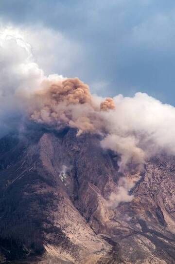 Ash emission from Sinabung volcano in March 2015 (Photo: Bastien)