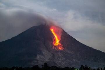 Active lava flow and incandescent rockfalls at Sinabung volcano (Sumatra, Indonesia) in March 2015 (Photo: Bastien)