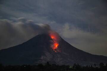 Aktiver Lavastrom und glühende Steinschläge am Sinabung-Vulkan (Sumatra, Indonesien) im März 2015 (Photo: Bastien)