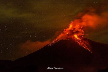 Lavafontänen und Lavaströme auf dem Vulkan Fuego (Guatemala) am 24. Juni 2016 (Photo: César Santizo)