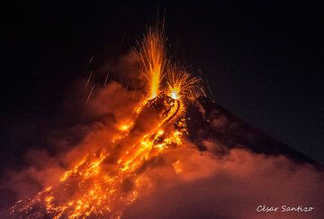 Strombolianische Aktivität und Lavaströme aus zwei Quellen am Vulkan Fuego, Guatemala (24. Juni 2016) (Photo: César Santizo)