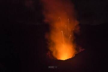 Vue sur le cratère actif du volcan Pacaya pendant une phase de légères éclaboussures de lave (30 avril 2021). (Photo: Diego Rizzo)