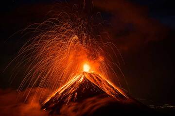 Powerful strombolian explosion at Fuego volcano (Photo: Diego Rizzo)