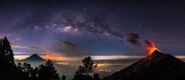 Nachtpanorama mit dem Stratovulkan Agua (l.), dem unmittelbar rechts davon ausbrechenden Pacaya, und dem Vulkan Fuego auf der rechten Seite des Bildes, aufgenommen am 16. Februar 2021. (Photo: Diego Rizzo)