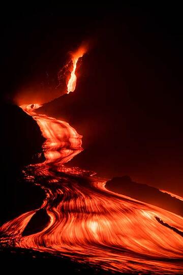 Lava flow at night (Photo: Diego Rizzo)