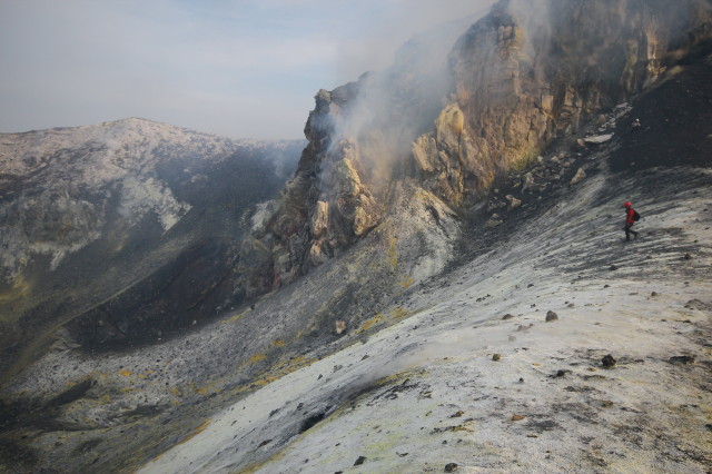Andi steigt in den Krater des Anak Krakatau hinab (Photo: Dietmar)