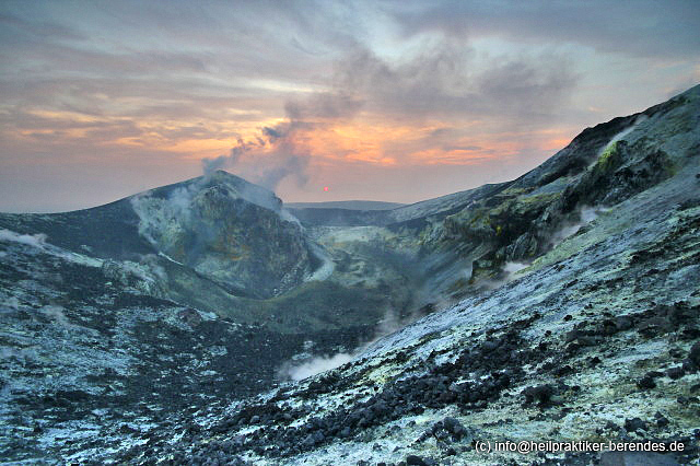 Smoking crater of Anak Krakatau volcano (July 2012) (Photo: Dietmar)