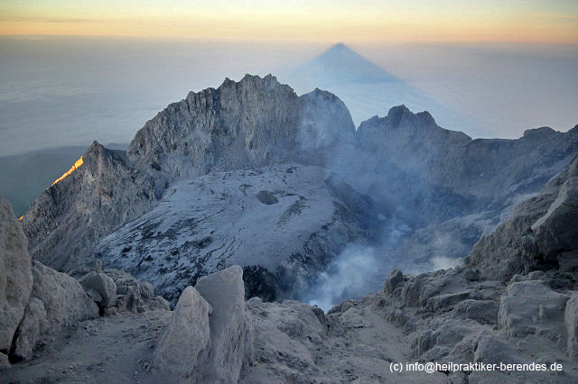 The summit crater of Merapi volcano at sunrise (Photo: Dietmar)