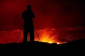 Silhouette eines Fotografen am Rand des Lavasees des Vulkans Erta Ale (Äthiopien) (Photo: Dominik Voegtli)