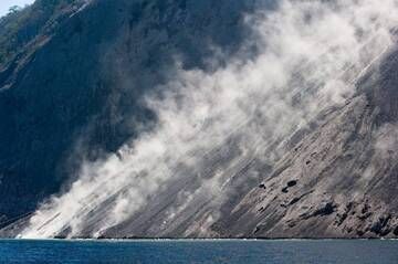 Steinschläge auf der Sciara des Vulkans Batu Tara nach einer Explosion (Photo: Fady Kamar)