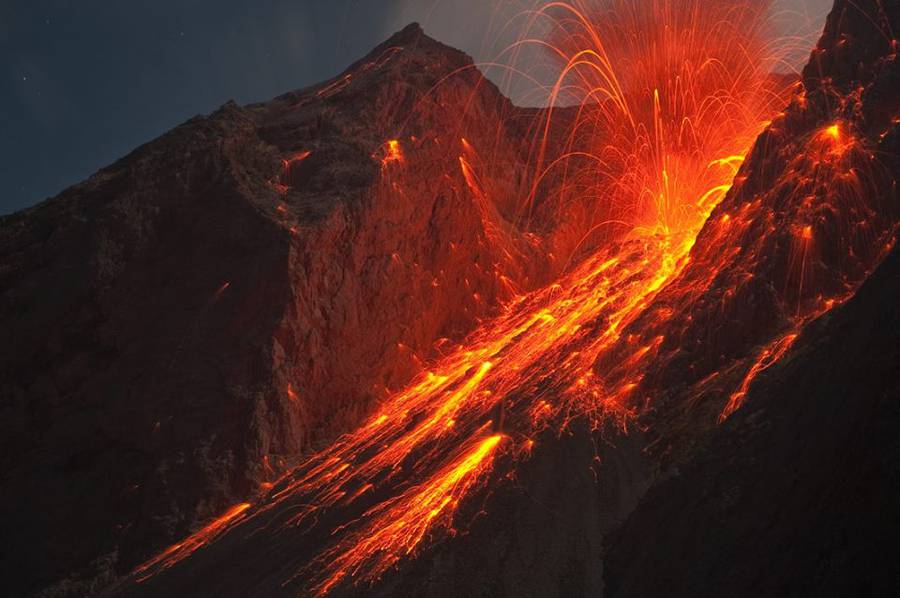 Spectacular eruption at Batu Tara volcano (Indonesia, Nov 2015) (Photo: Fady Kamar)
