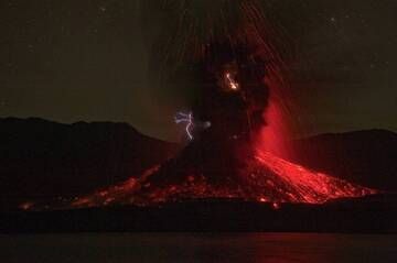 Eruption lightning at Barujari cinder cone (Rinjani volcano, Indonesia, Dec 2015) (Photo: Fady Kamar)