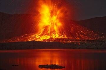 Powerful explosion at Barujari cinder cone in eruption (Rinjani volcano, Indonesia, Dec 2015) (Photo: Fady Kamar)