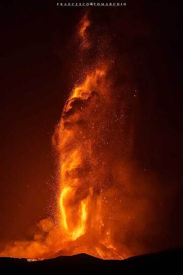 The lava fountain at its peak reaches over 1000 m in height! (Photo: FrancescoTomarchio)